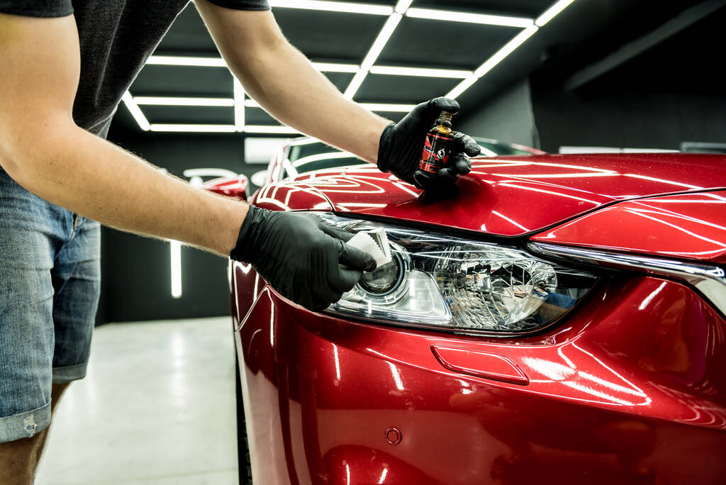 Auto service medewerker aanbrengen nano coating op een auto detail. - Foto, afbeelding
