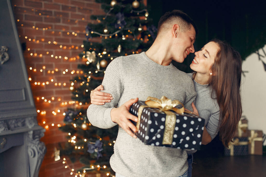 Élégant couple à la maison près de l'arbre de Noël - Photo, image