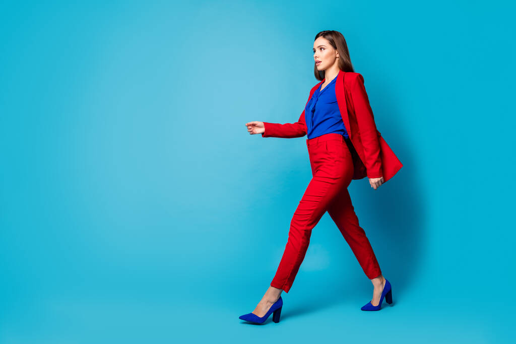 Pleine longueur profil taille du corps vue de côté d'elle elle belle allure attrayante fascinante jolie dame de bureau à la mode marchant isolé sur lumineux éclat vif fond de couleur bleue vibrante - Photo, image