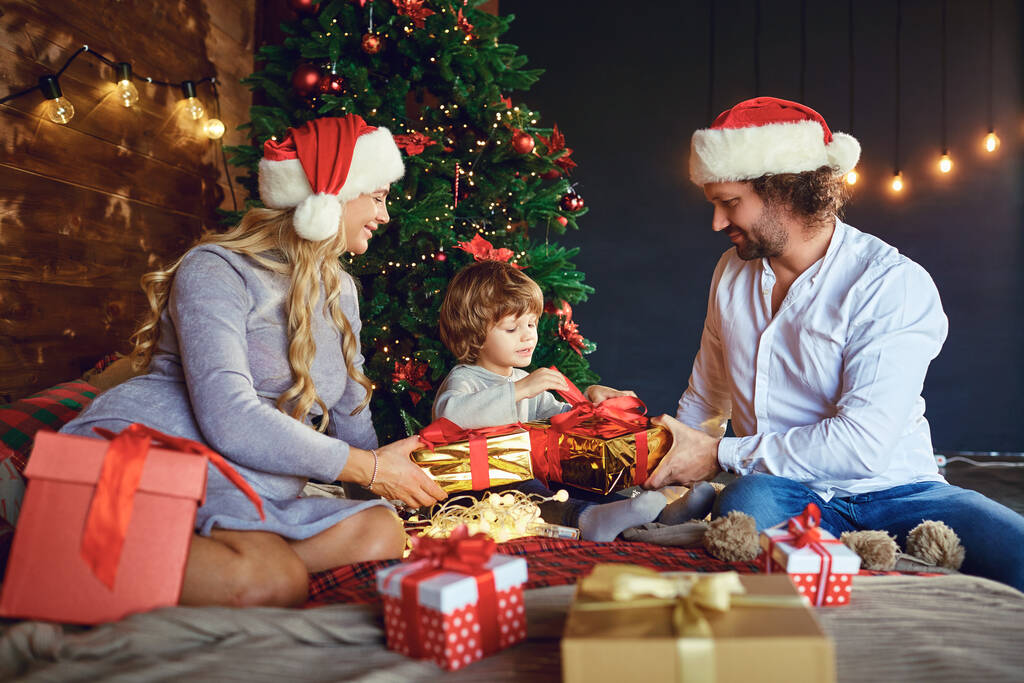 Familie geeft cadeaus aan het huis in Kerstmis - Foto, afbeelding