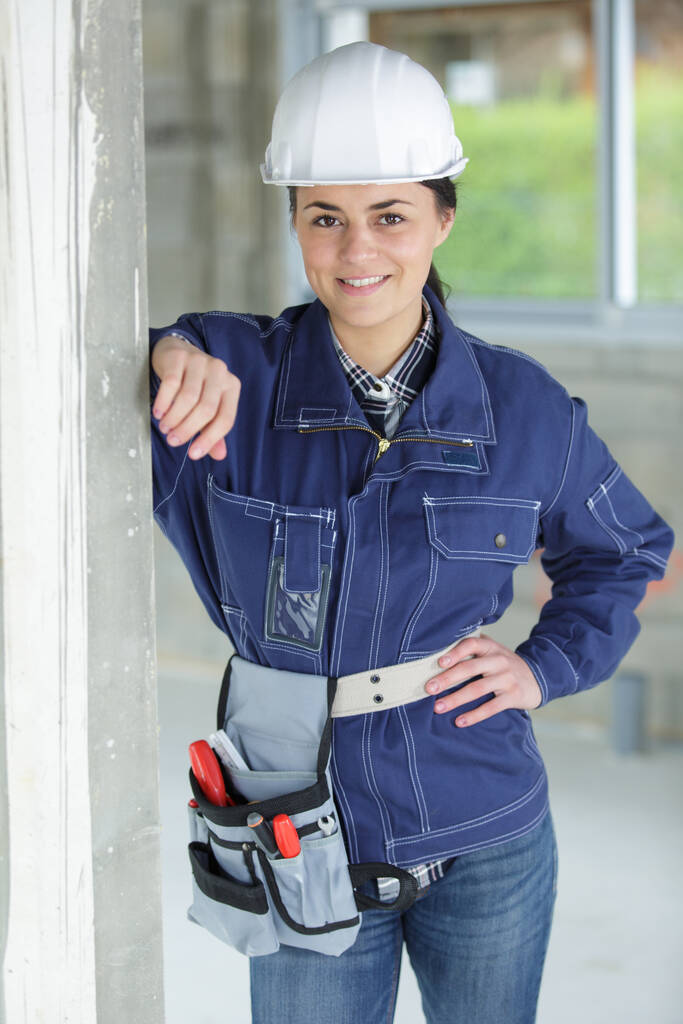 eine glückliche Bauarbeiterin drinnen - Foto, Bild