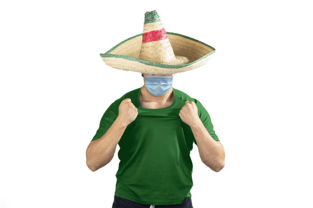 Meksikolainen, jolla on vihreä jalkapallo-paita ja naamio, jossa on jännitystä kansallisille vapaapäiville. - Valokuva, kuva