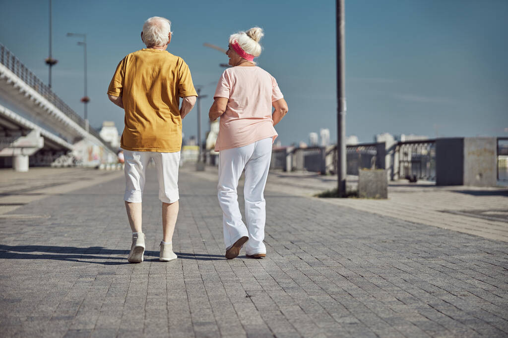 Žena a její manžel rychlost chůze spolu - Fotografie, Obrázek