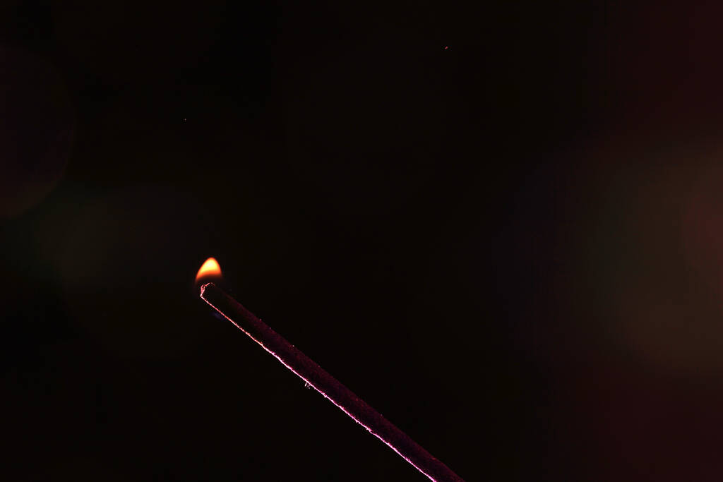 Un primer plano de un palo de aroma de incienso ardiendo - Foto, Imagen