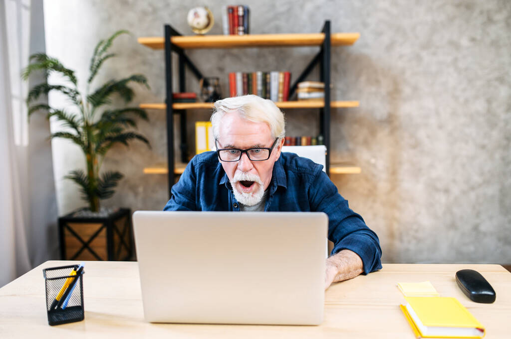 Homem mais velho está usando laptop para trabalhar em interior - Foto, Imagem