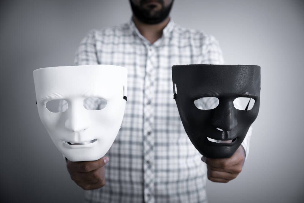homem mão preto e branco máscara no fundo cinza - Foto, Imagem