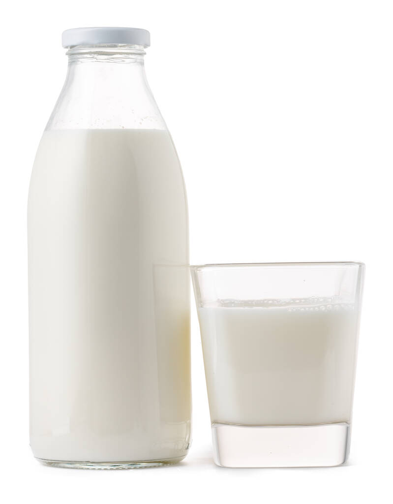 Lasipullo ja kuppi tuoretta maitoa eristetty - Valokuva, kuva
