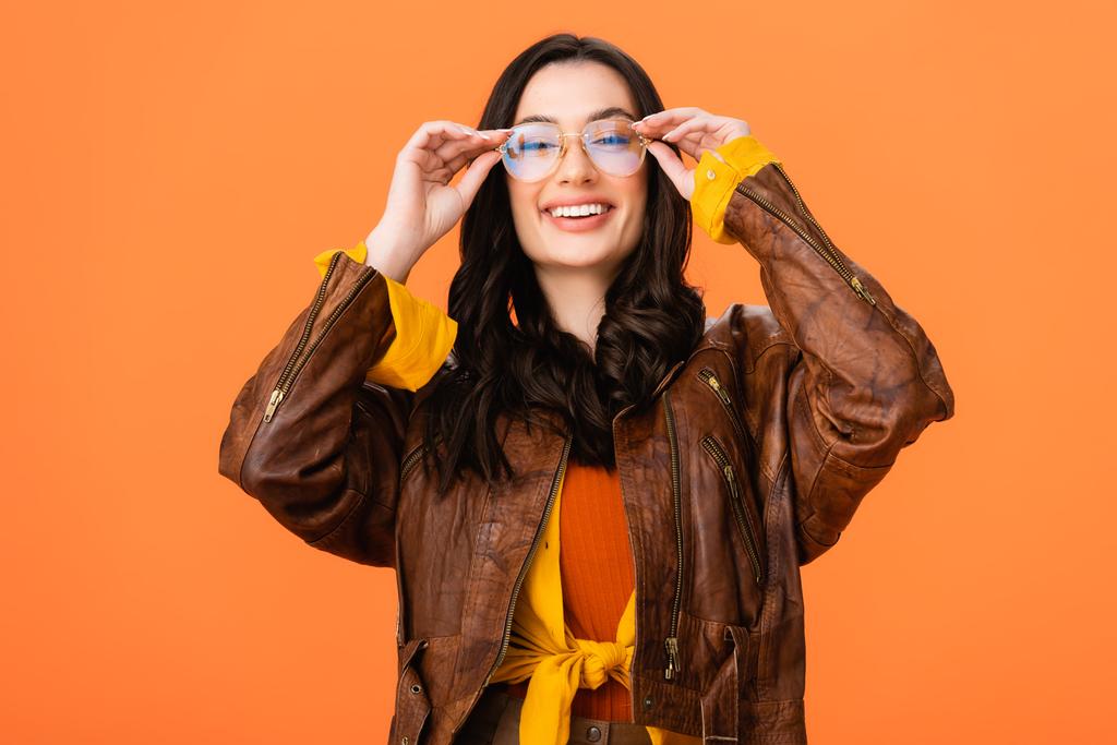 stylische Frau im Herbst-Outfit mit Brille in Orange  - Foto, Bild