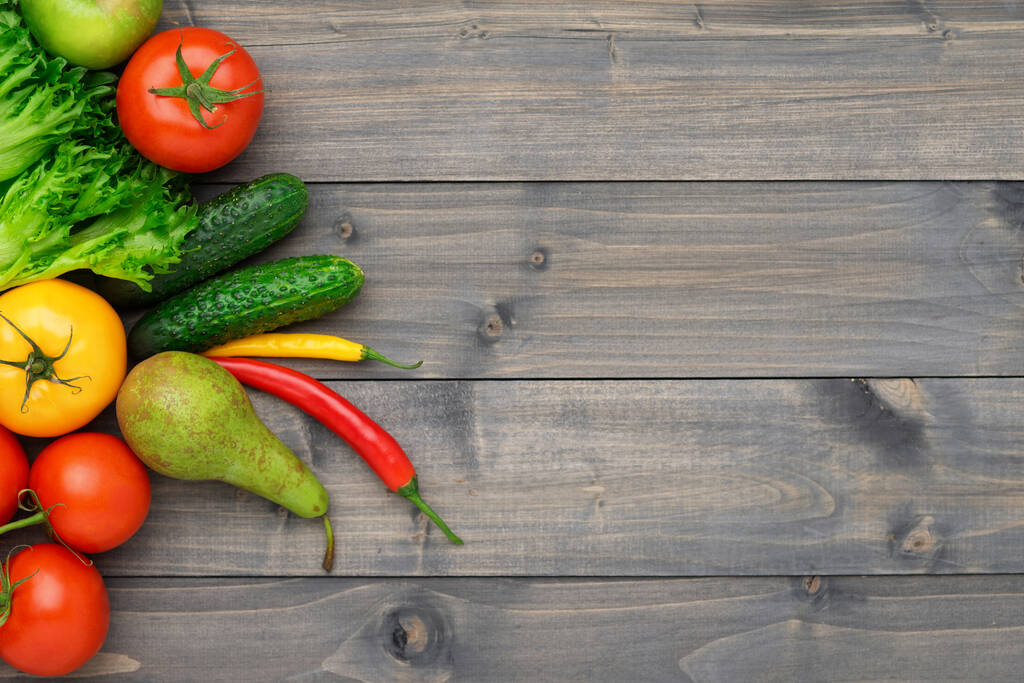 Zdravé stravovací přísady: čerstvá zelenina, ovoce a superpotraviny. Výživa, strava, veganská strava. Dřevěné pozadí - Fotografie, Obrázek