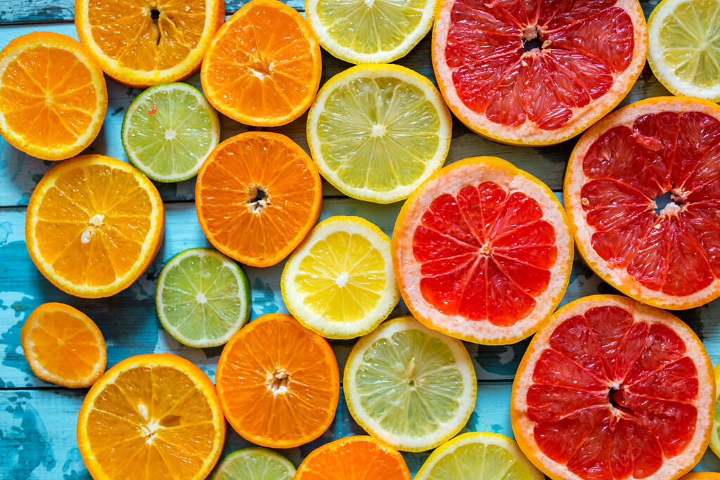 Syrové potraviny pozadí citrusových vícebarevných plátků. Detailní záběr. - Fotografie, Obrázek
