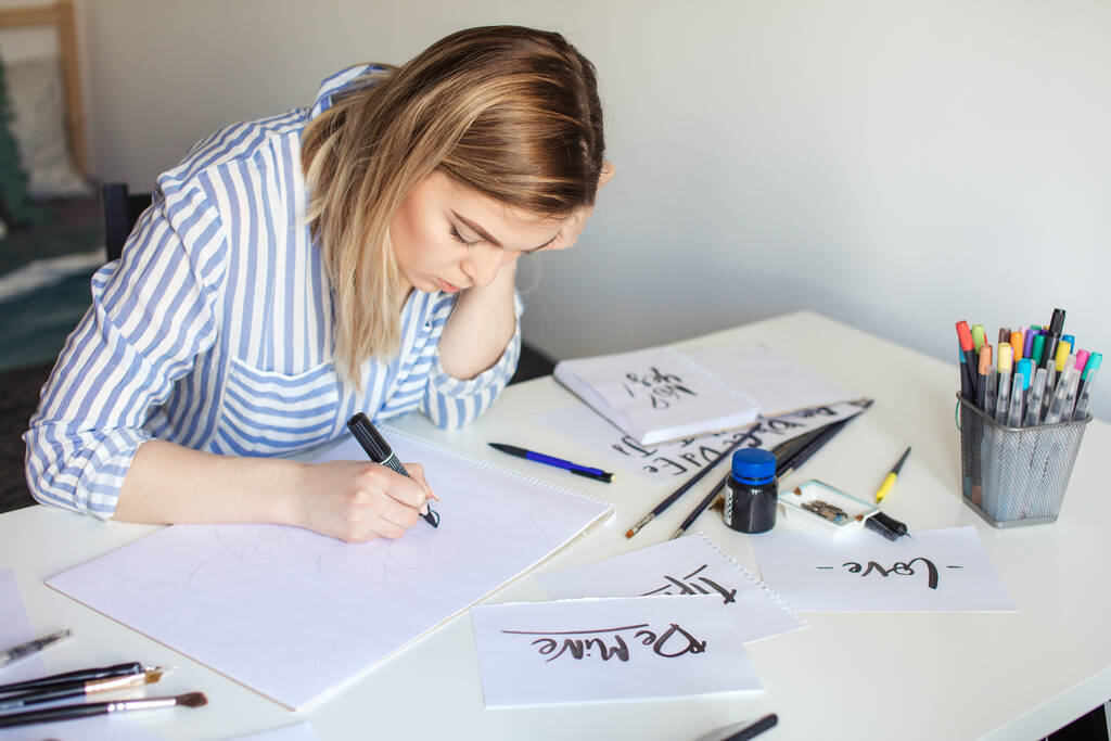 Žena dělat kaligrafie spisy, dělat umění na papíře pomocí znakové pero štětec - Fotografie, Obrázek