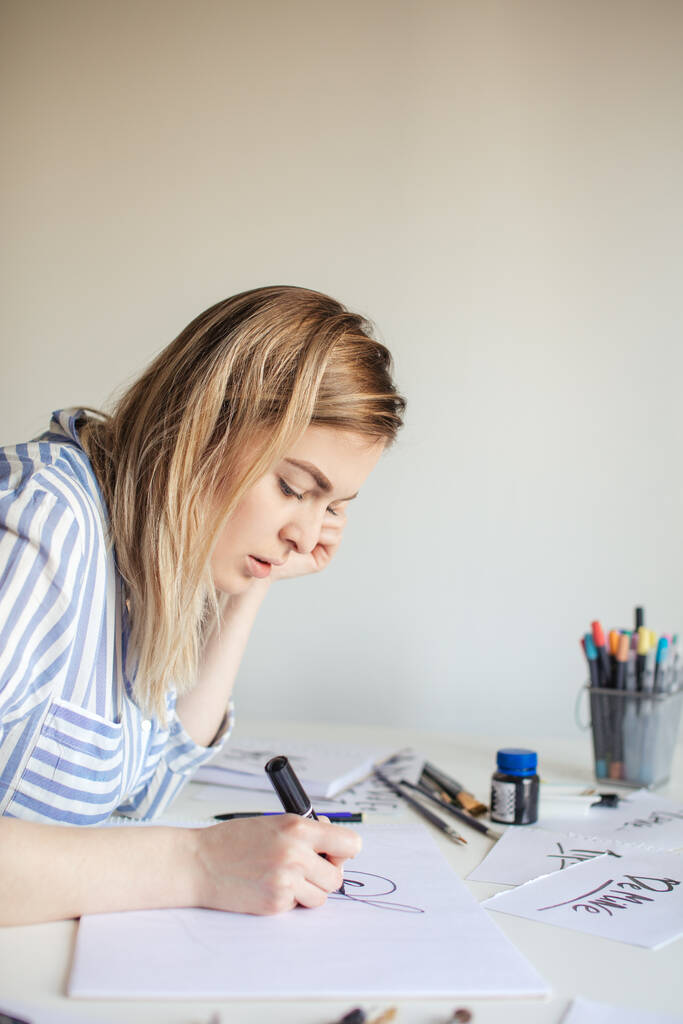 Mujer hacer escritos de caligrafía, hacer arte sobre papel usando el pincel de pluma signo - Foto, Imagen