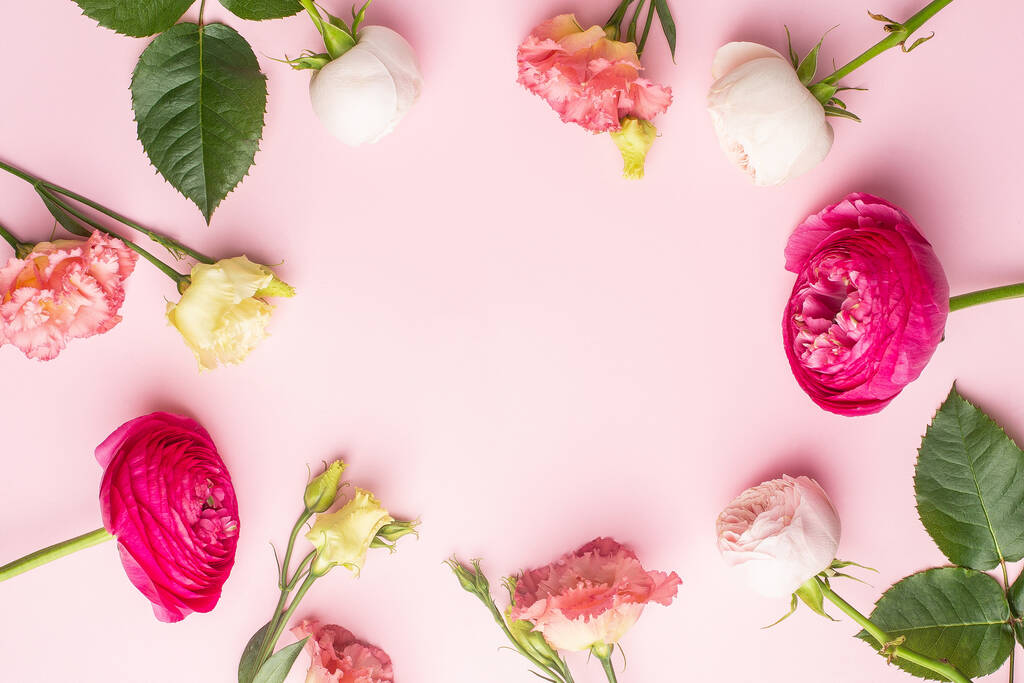 Rosa und weiße Blumensträuße auf rosa Hintergrund mit Copyspace Draufsicht - Foto, Bild