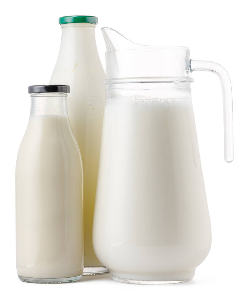 Γυάλινα σκεύη γεμάτα φρέσκο γάλα που απομονώνονται σε λευκό - Φωτογραφία, εικόνα