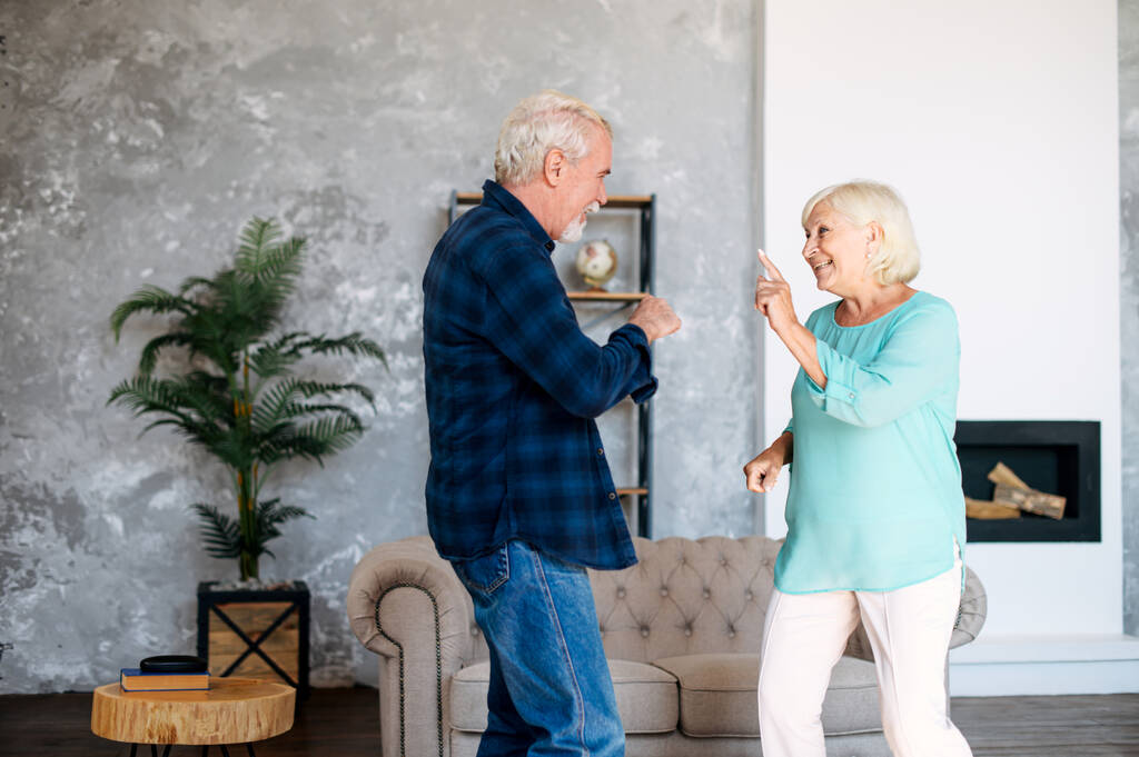 Alegre mayores cónyuges bailando en la sala de estar - Foto, Imagen