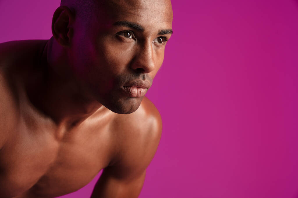 Obraz przystojny silny afrykański fitness sportowe człowiek pozowanie izolowane na różowym tle ściany - Zdjęcie, obraz