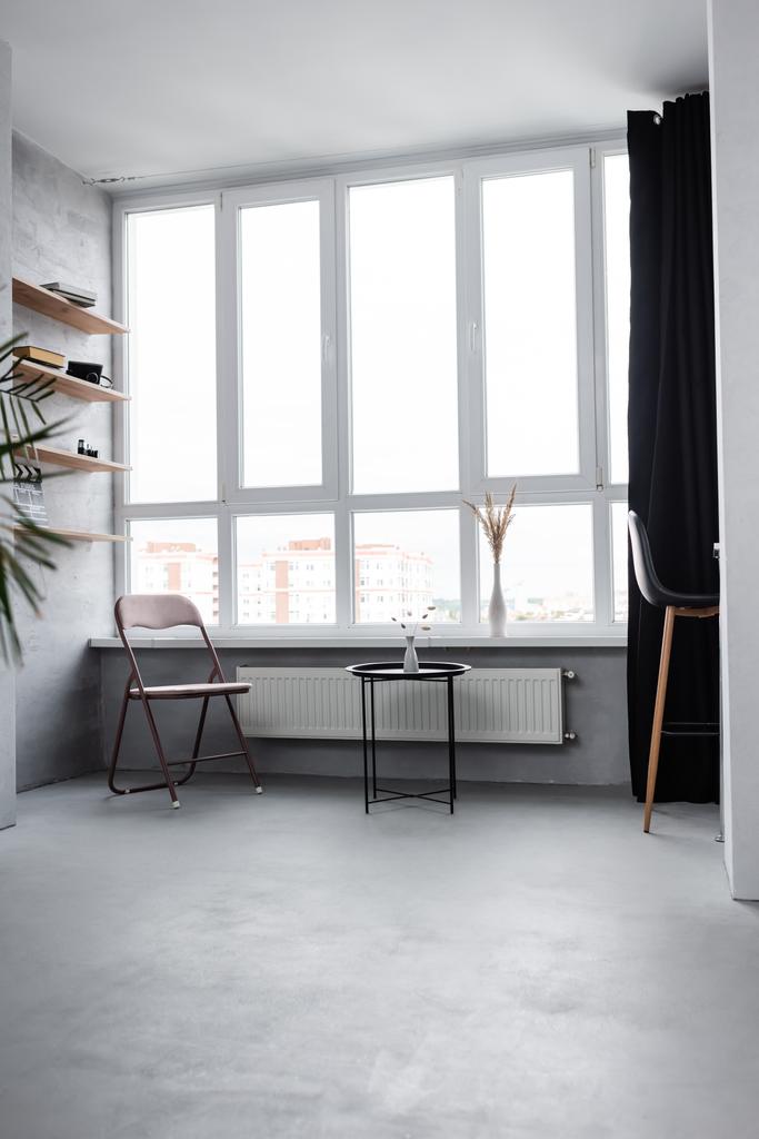 Moderno interno domestico con sedie e tavolino - Foto, immagini
