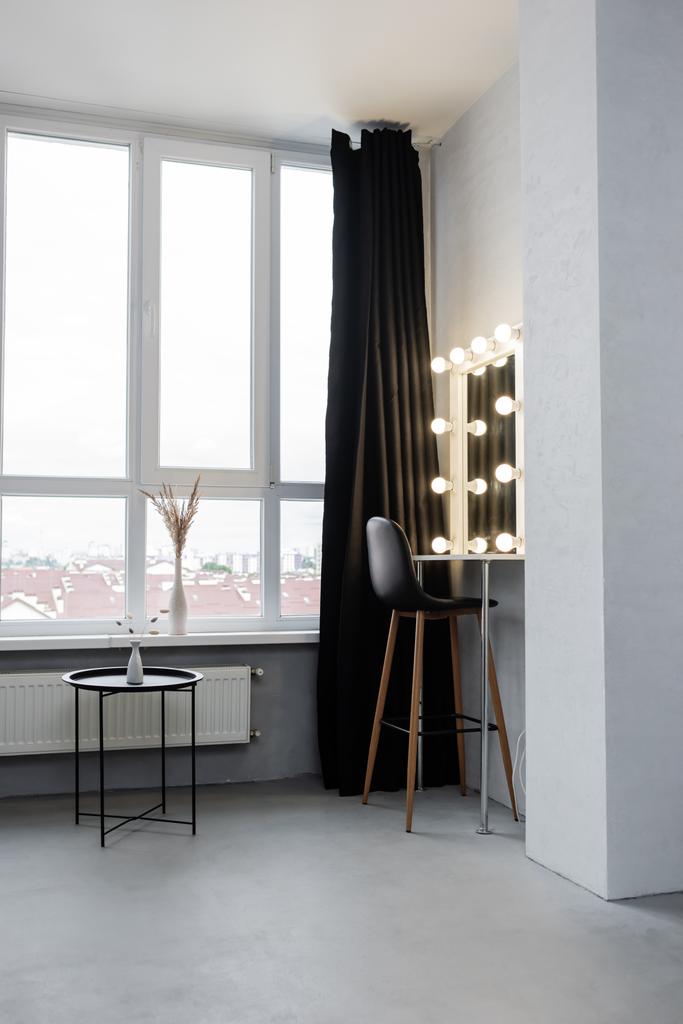 Estúdio interior com mesa de café e espelho com lâmpadas - Foto, Imagem