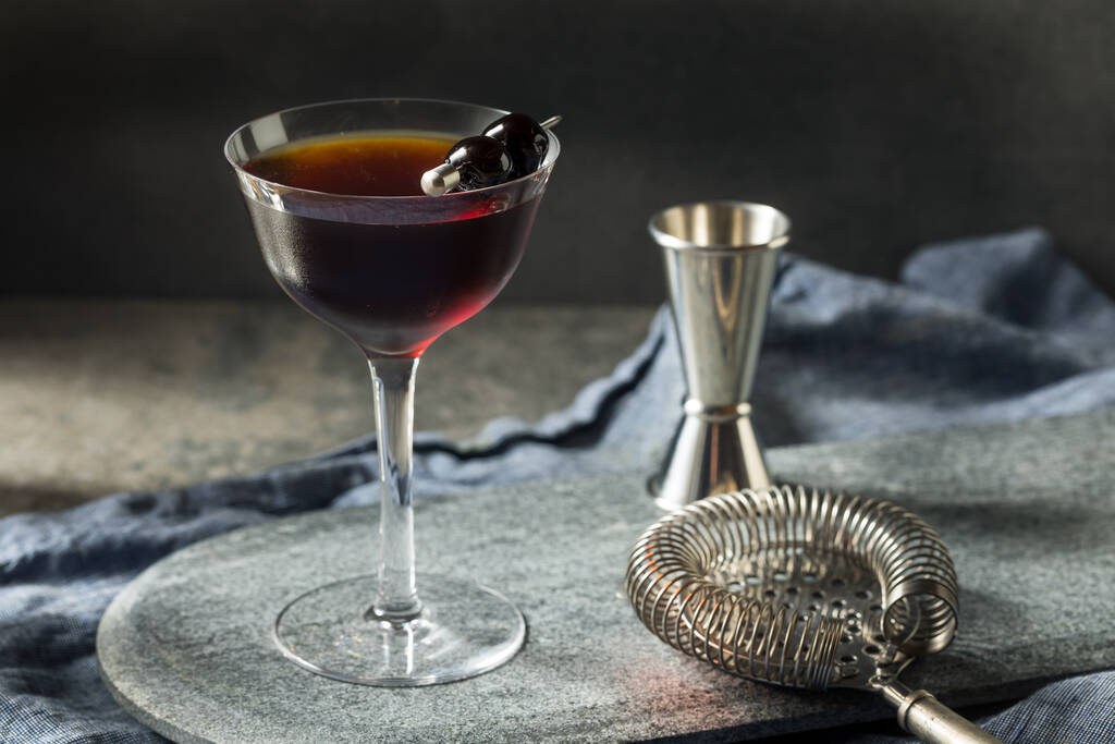 Verfrissende Boozy Black Manhattan Cocktail met Amaro en Rye - Foto, afbeelding