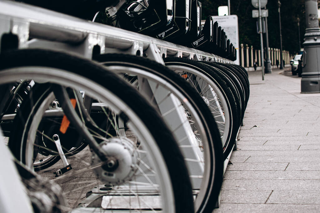 polkupyörien pysäköintialue kaupungissa - Valokuva, kuva