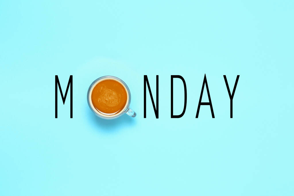 segunda-feira palavra na superfície azul, xícara de café como letra o - Foto, Imagem