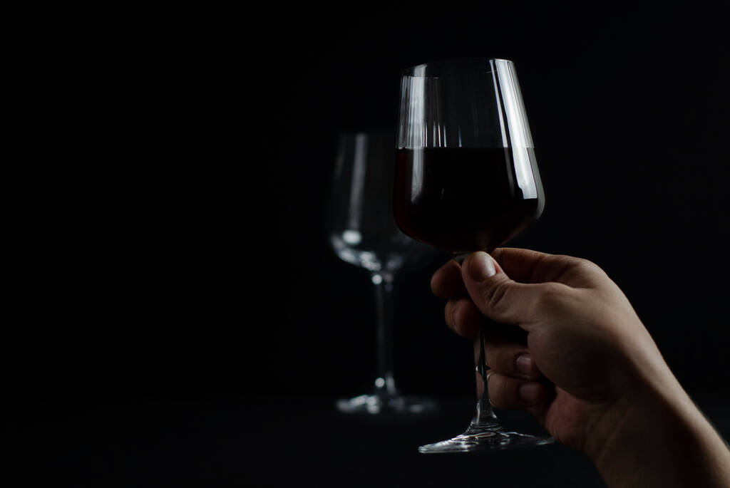 copas con vino tinto sobre fondo oscuro. fotografía de vino en clave baja - Foto, imagen