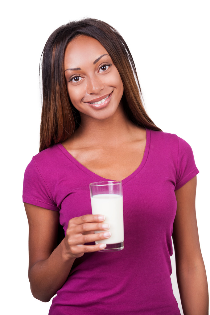 Afrikaanse vrouw met een glas melk - Foto, afbeelding