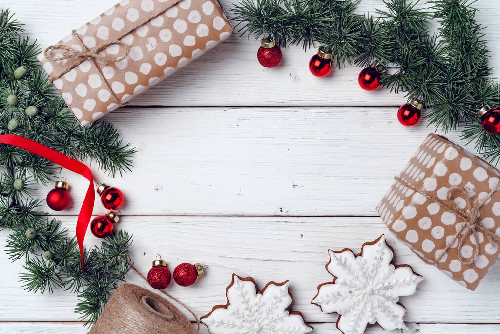 Белый деревянный фон с хвойными ветвями и рождественскими украшениями - Фото, изображение