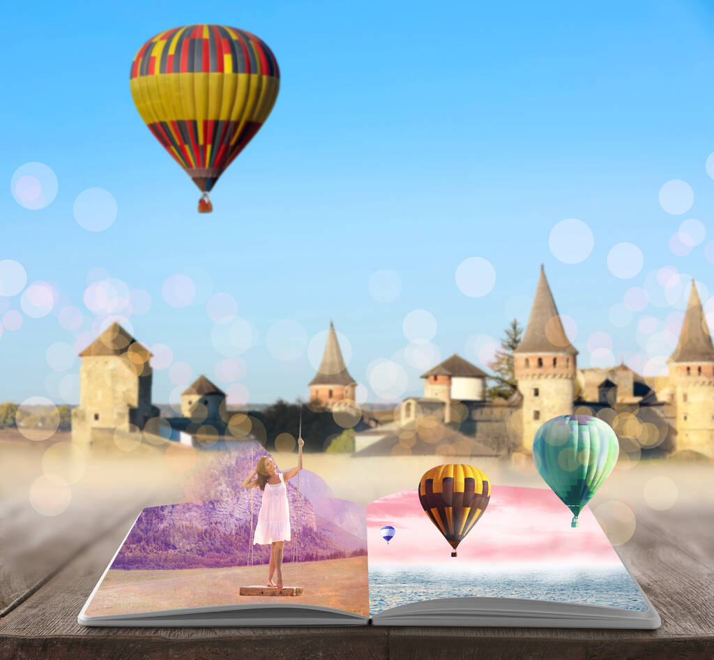 Fantazie světů v pohádkách. Kniha, horkovzdušné balónky a kouzelný hrad na pozadí - Fotografie, Obrázek