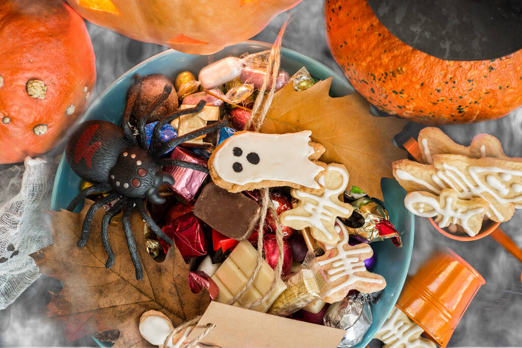 Halloween Jack o Lámpás cukorka tál cukorka és halloween cookie-k Trick or Treat kártya - Fotó, kép