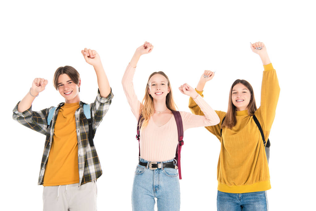 Lächelnde Teenager mit Rucksäcken zeigen Ja-Geste isoliert auf Weiß - Foto, Bild