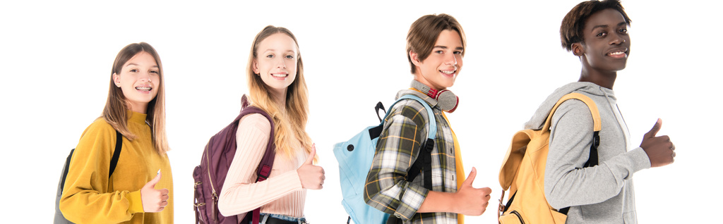 Panoramatický záběr usmívajících se multikulturních teenagerů ukazujících jako gesto izolované na bílém - Fotografie, Obrázek
