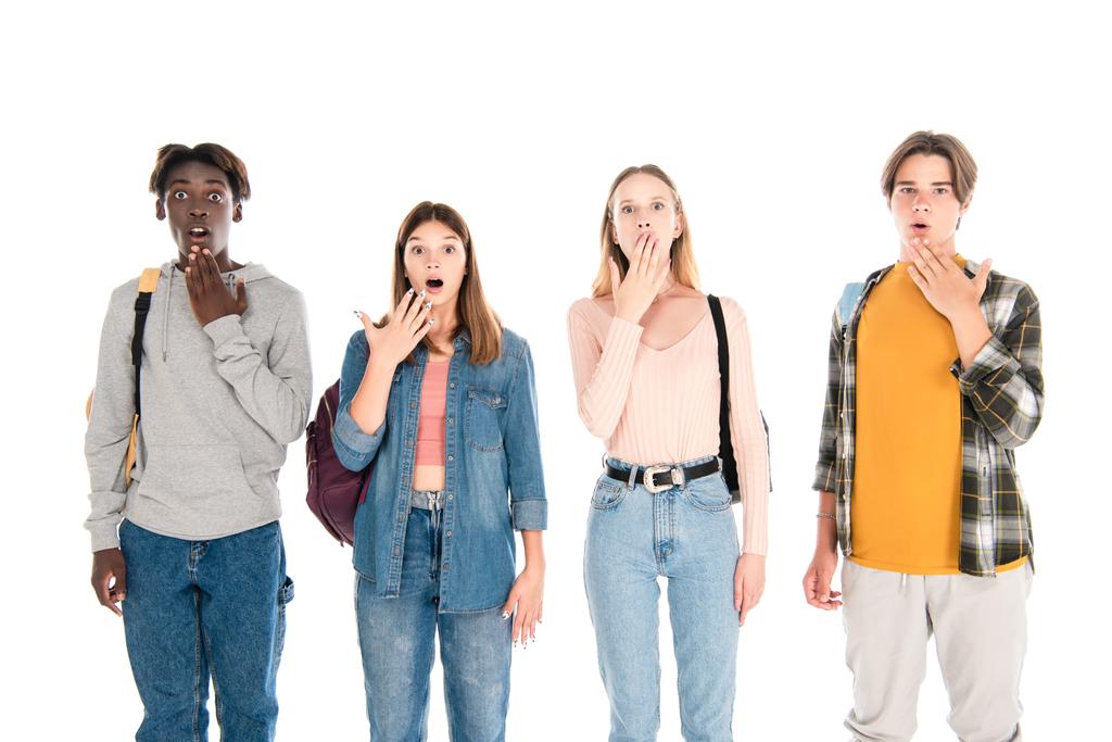 Здивовані багатоетнічні підлітки дивляться на камеру ізольовані на білому
 - Фото, зображення