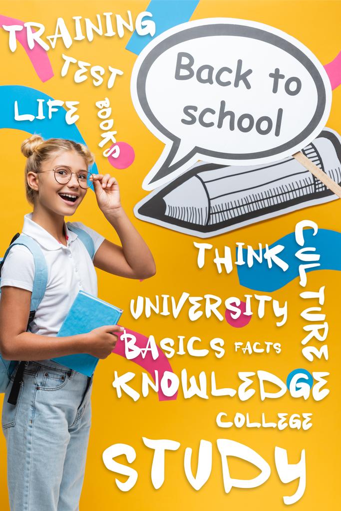 Školačka s batohem a brýlemi stojící vedle řečové bubliny se zpět do školy nápisy a papírové řemeslo na žluté  - Fotografie, Obrázek