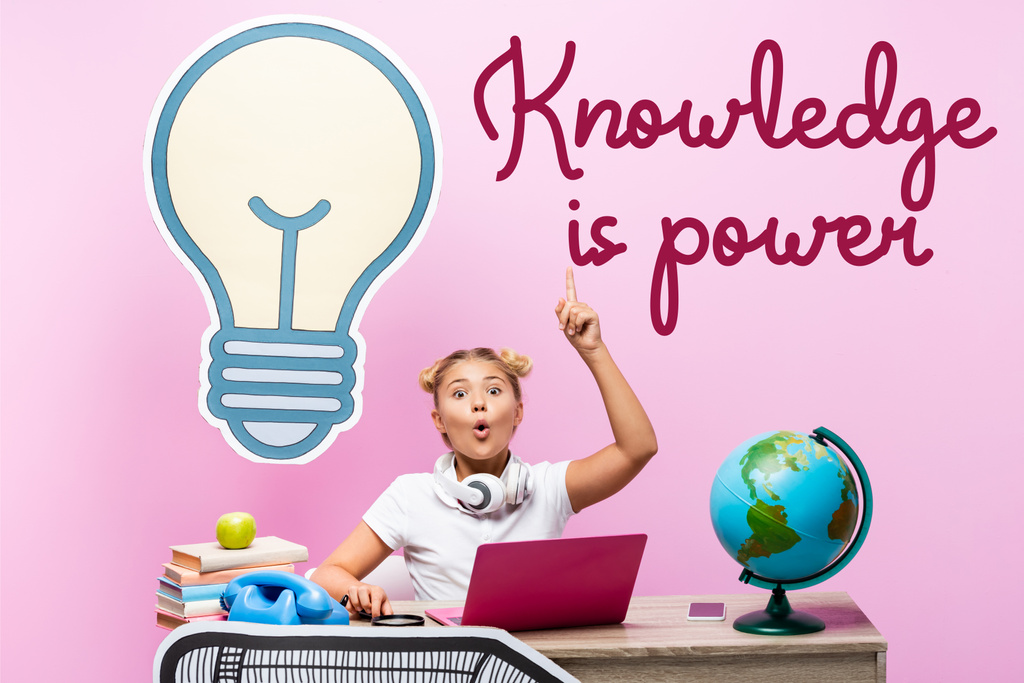 Emocionado colegial tener idea cerca de gadgets, ilustraciones de papel y el conocimiento es el poder de letras en el fondo rosa - Foto, imagen