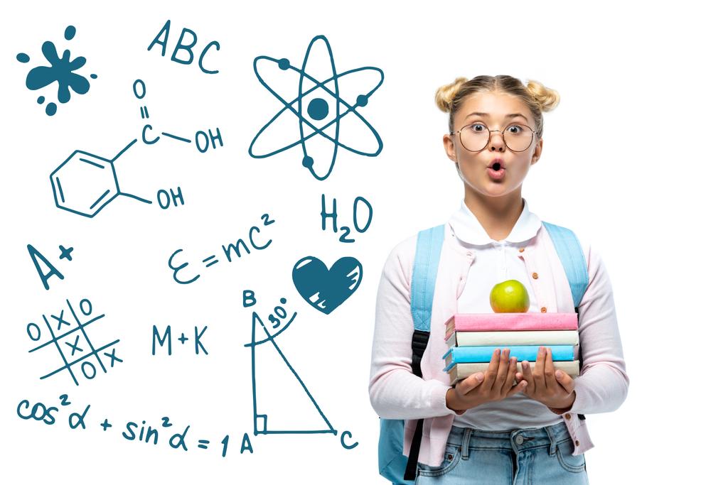 Šokovaný školačka drží jablko a knihy v blízkosti matematiky ilustrace na bílém  - Fotografie, Obrázek