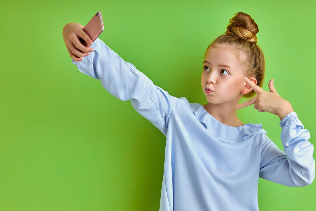 emocionální blázen holčička fotit na telefonu, sám - Fotografie, Obrázek