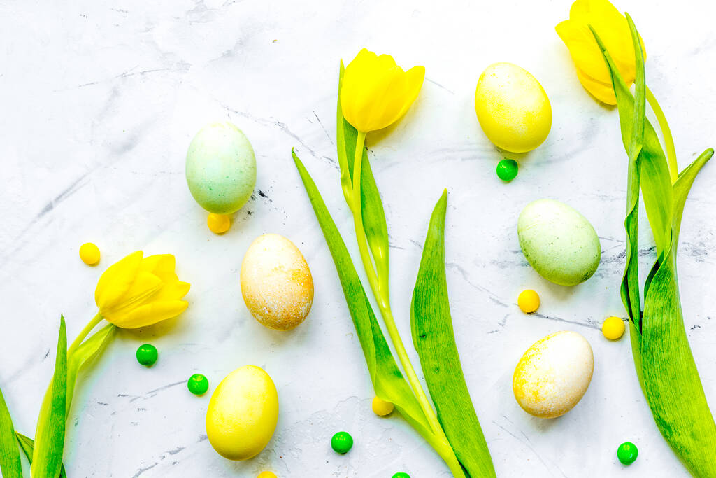 Huevos concepto Pascua con patrón de vista superior tulipán - Foto, Imagen