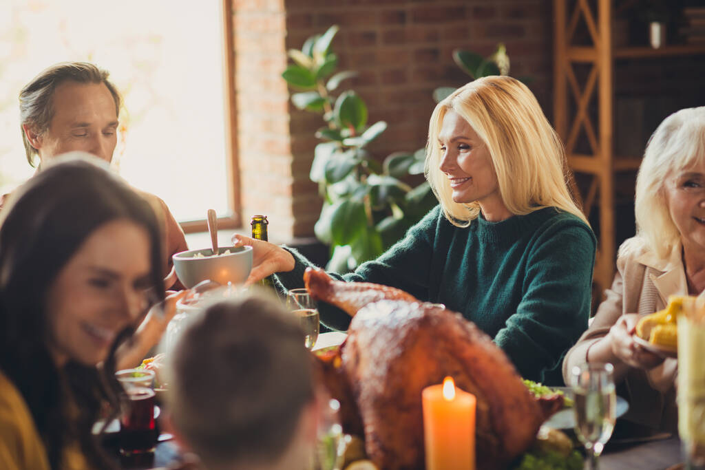 Fénykép a teljes családi összejövetel hálaadás ünnep szolgált vacsora csevegés kezdő étkezés ház este nappali beltérben - Fotó, kép