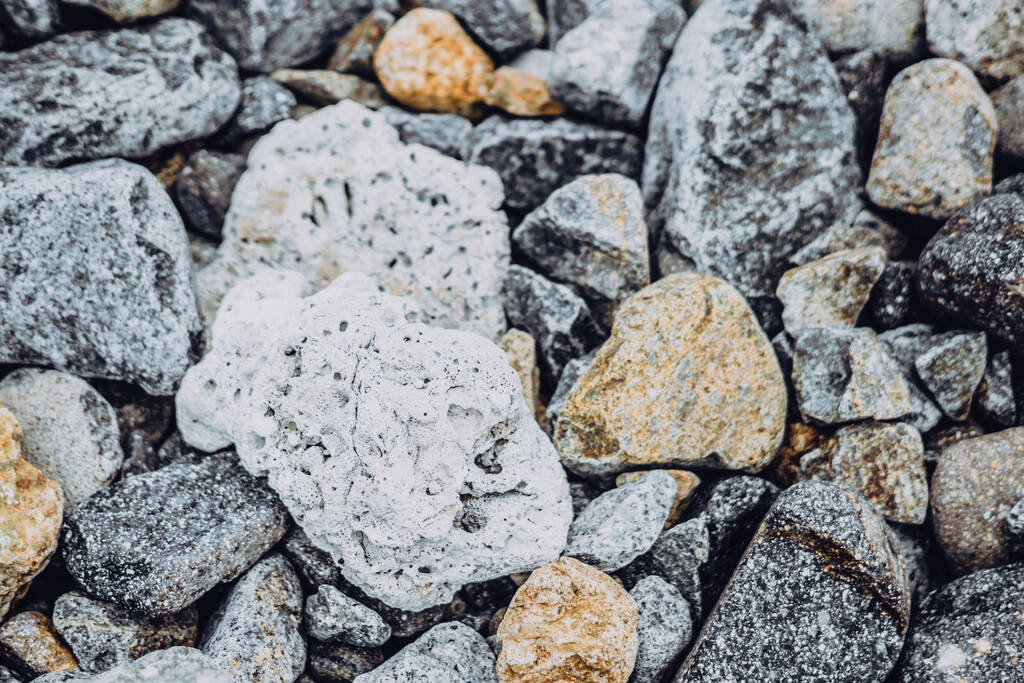 Małe i duże gładkie okrągłe kamienie, morskie suche kamienie, wielobarwny szary żwir. Abstrakcyjny skład Teksturowane tło. Idealny do projektowania banerów internetowych - Zdjęcie, obraz