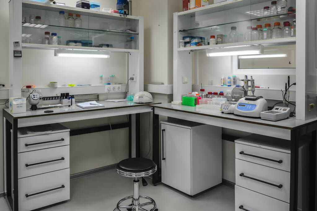 Το εσωτερικό ενός σύγχρονου βιολογικού εργαστηρίου. Εξοπλισμός και έπιπλα στην αίθουσα για επιστημονική έρευνα. - Φωτογραφία, εικόνα