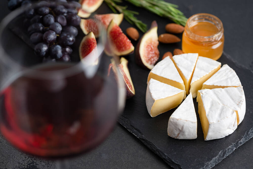 Wine, brie cheese and figs - Photo, Image