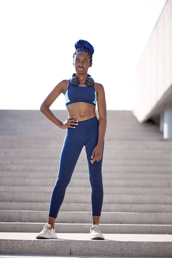 Porträt einer schlanken Afrikanerin, bereit zum Laufen, Workout - Foto, Bild