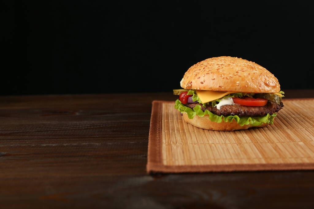 hamburger classico su sfondo scuro con spazio di copia - Foto, immagini