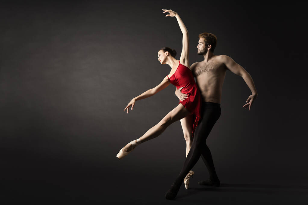 Balettitanssijoita. Moderni ballerina pari poseeraa yli harmaa tausta - Valokuva, kuva