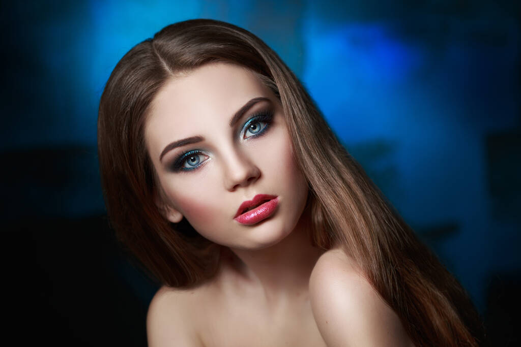 Retrato de belleza de una hermosa chica con un maquillaje de noche brillante en azul. - Foto, Imagen
