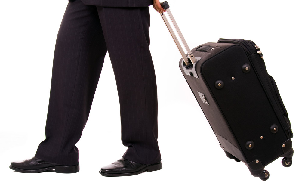 Деталь бизнесмена с чемоданом в аэропорту
 - Фото, изображение