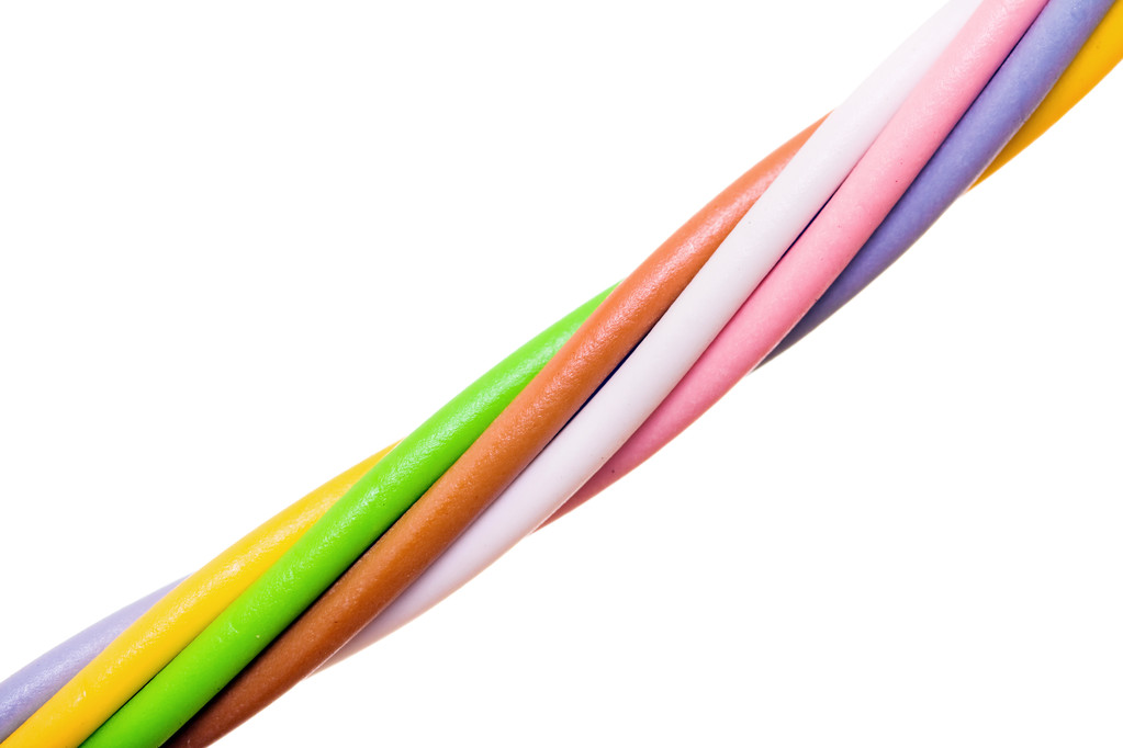 Різнокольоровий комп'ютерний кабель ізольовано на білому тлі
 - Фото, зображення
