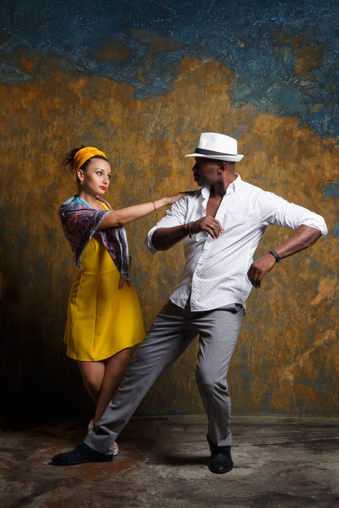 Elegante uomo nero e bella donna bianca stanno ballando salsa. - Foto, immagini