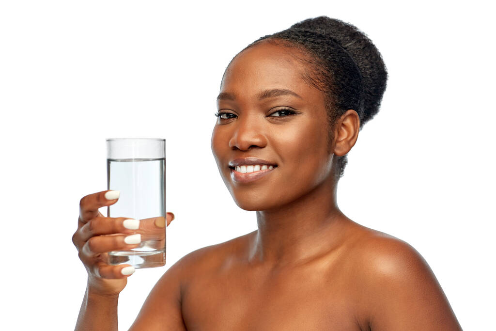 joven afroamericana mujer con vaso de agua - Foto, Imagen